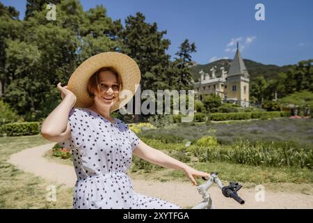 Eine Frau trägt einen Strohhut Stockfoto