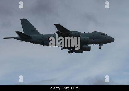 Ein Kawasaki P1 Maritime Patrouillenflugzeug mit der japanischen maritimen Selbstverteidigungskräfte (JMSDF), die in der Nähe des Luftwaffenstützpunkts NAF Atsugi, Kanagawa, Japan, fliegen. Stockfoto