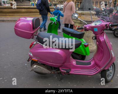 Paris, Frankreich, Straßenszene, Farbenfrohe „Vespa“-Motorroller Parken Draußen Stockfoto