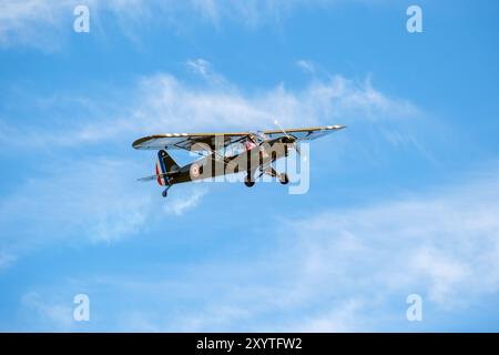 Sarlat-Domme, Dordogne, Frankreich - 25. August 2024: Ein Piper L-21B Super Cub mit der Zulassung F-GEBM führt Kunstflug beim Sarlat-Domme Spektakel Aer durch Stockfoto