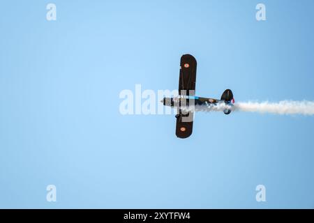 Sarlat-Domme, Dordogne, Frankreich - 25. August 2024: Ein Piper L-21B Super Cub mit der Zulassung F-GEBM führt Kunstflug beim Sarlat-Domme Spektakel Aer durch Stockfoto