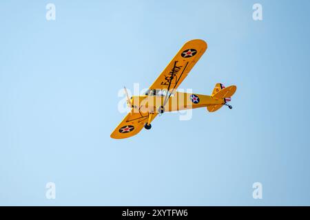 Sarlat-Domme, Dordogne, Frankreich - 25. August 2024: Ein Piper PA-11 Cub Special, Registrierung F-GJMX, führt Kunstflug beim Sarlat-Domme Spektakel A durch Stockfoto