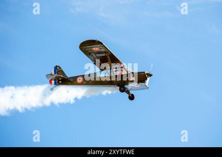 Sarlat-Domme, Dordogne, Frankreich - 25. August 2024: Ein Piper L-21B Super Cub mit der Zulassung F-GEBM führt Kunstflug beim Sarlat-Domme Spektakel Aer durch Stockfoto