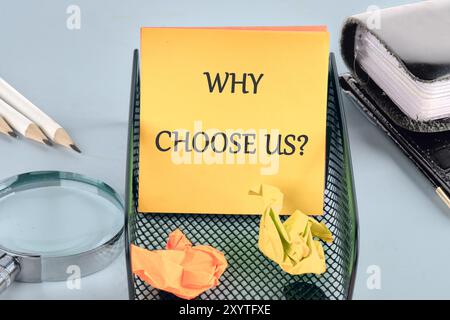 Text schreiben Warum wählen Sie uns? Geschäftskonzept. WARUM WÄHLEN SIE uns auf dem Aufkleber im Ständer Stockfoto
