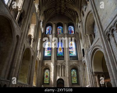 Nördliches Querschiff der Kathedrale von Norwich, Millennium Window, Norwich Cathedral, Norwich, Norfolk, East Anglia, England, Großbritannien, GB. Stockfoto