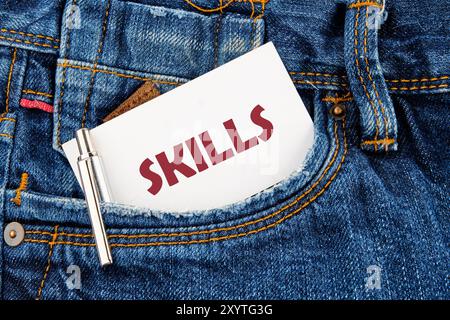 Weiterqualifizierung und persönliches Entwicklungskonzept. SKILLS Wörter auf der weißen Karte, die aus der Tasche seiner Jeans erschienen Stockfoto