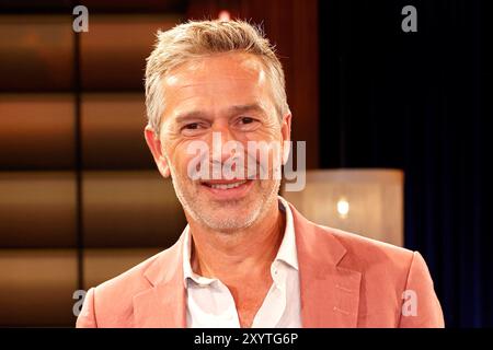 Dirk Steffens bei der Aufzeichnung der WDR-Talkshow Kölner Treff im WDR Studio BS 3. Köln, 30.08.2024 *** Dirk Steffens bei der Aufnahme der WDR Talkshow Kölner Treff im WDR Studio BS 3 Köln, 30 08 2024 Foto:XT.xSchröerx/xFuturexImagex koelner treff3008 4845 Stockfoto