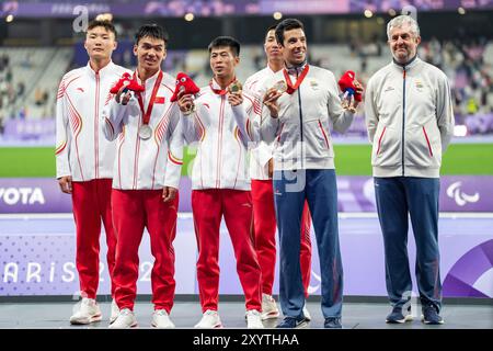 Paris, Frankreich. 30. August 2024. Goldmedaillengewinner Di Dongdong (3. L) aus China, Silbermedaillengewinner Chen Shichang (2. L) aus China und Bronzemedaillengewinner Joan Munar Martinez (2. R) aus Spanien posieren während der Verleihung des Weitsprung-T11-Spiels der Männer bei den Paralympischen Spielen 2024 in Paris, Frankreich, 30. August 2024. Quelle: Zhang Cheng/Xinhua/Alamy Live News Stockfoto