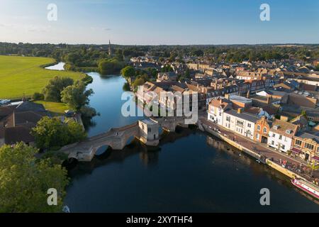 St Ives, Cambridgeshire, Großbritannien. 30. August 2024. Wetter in Großbritannien. Allgemeiner Blick aus der Luft der Stadt St Ives, die an den Ufern des Flusses Great Ouse in Cambridgeshire an einem warmen, sonnigen Abend liegt. Die St Ives Bridge, die den Fluss überquert, ist eine Brücke aus dem 15. Jahrhundert, die eine von nur vier Brücken in England mit einer Kapelle ist (die anderen befinden sich in Rotherham, Wakefield und Bradford-on-Avon). Bildnachweis: Graham Hunt/Alamy Live News Stockfoto