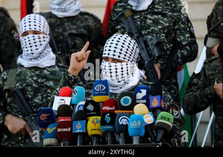 Gaza-Stadt, Gazastreifen, Palästina. Oktober 2022. Im Sitz des Legislativrates in Gaza-Stadt halten Mitglieder palästinensischer Militärangehörige eine Pressekonferenz ab. Die Konferenz fand im Zuge der eskalierenden Spannungen zwischen Palästinensern und israelischen Streitkräften in Ost-Jerusalem statt, nach einem israelischen Angriff auf ein nahe gelegenes palästinensisches Flüchtlingslager Stockfoto