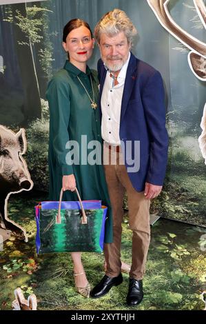 Reinhold Messner mit Ehefrau Diane Messner bei der Eröffnung der multimedialen Dauerausstellung Botschaft der Wildtiere in der HafenCity. Hamburg, 30.08.2024 *** Reinhold Messner mit seiner Frau Diane Messner bei der Eröffnung der multimedialen Dauerausstellung Embassy of Wildlife in der HafenCity Hamburg, 30 08 2024 Foto:xgbrcix/xFuturexImagex wildtiere 4824 Stockfoto