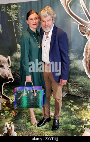 Reinhold Messner mit Ehefrau Diane Messner bei der Eröffnung der multimedialen Dauerausstellung Botschaft der Wildtiere in der HafenCity. Hamburg, 30.08.2024 *** Reinhold Messner mit seiner Frau Diane Messner bei der Eröffnung der multimedialen Dauerausstellung Embassy of Wildlife in der HafenCity Hamburg, 30 08 2024 Foto:xgbrcix/xFuturexImagex wildtiere 4823 Stockfoto
