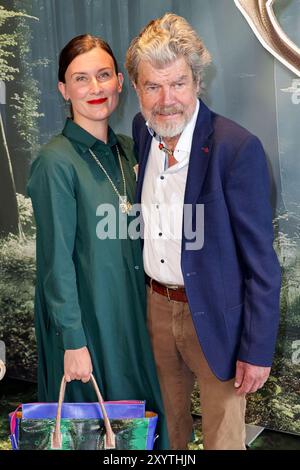 Reinhold Messner mit Ehefrau Diane Messner bei der Eröffnung der multimedialen Dauerausstellung Botschaft der Wildtiere in der HafenCity. Hamburg, 30.08.2024 *** Reinhold Messner mit seiner Frau Diane Messner bei der Eröffnung der multimedialen Dauerausstellung Embassy of Wildlife in der HafenCity Hamburg, 30 08 2024 Foto:xgbrcix/xFuturexImagex wildtiere 4825 Stockfoto