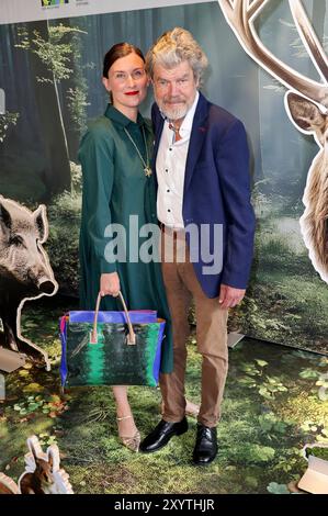Reinhold Messner mit Ehefrau Diane Messner bei der Eröffnung der multimedialen Dauerausstellung Botschaft der Wildtiere in der HafenCity. Hamburg, 30.08.2024 *** Reinhold Messner mit seiner Frau Diane Messner bei der Eröffnung der multimedialen Dauerausstellung Embassy of Wildlife in der HafenCity Hamburg, 30 08 2024 Foto:xgbrcix/xFuturexImagex wildtiere 4821 Stockfoto