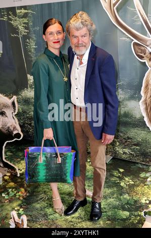Reinhold Messner mit Ehefrau Diane Messner bei der Eröffnung der multimedialen Dauerausstellung Botschaft der Wildtiere in der HafenCity. Hamburg, 30.08.2024 *** Reinhold Messner mit seiner Frau Diane Messner bei der Eröffnung der multimedialen Dauerausstellung Embassy of Wildlife in der HafenCity Hamburg, 30 08 2024 Foto:xgbrcix/xFuturexImagex wildtiere 4822 Stockfoto