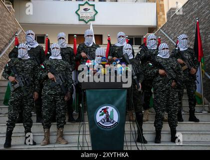 Gaza-Stadt, Gazastreifen, Palästina. Oktober 2022. Im Sitz des Legislativrates in Gaza-Stadt halten Mitglieder palästinensischer Militärangehörige eine Pressekonferenz ab. Die Konferenz fand im Zuge der eskalierenden Spannungen zwischen Palästinensern und israelischen Streitkräften in Ost-Jerusalem statt, nach einem israelischen Angriff auf ein nahe gelegenes palästinensisches Flüchtlingslager Stockfoto