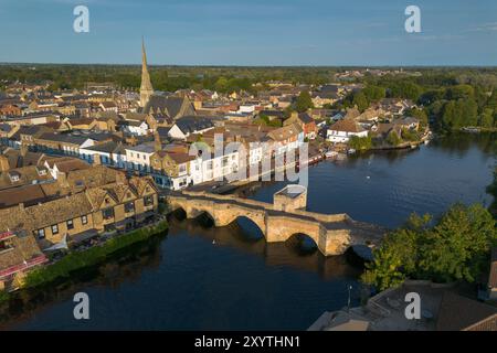 St Ives, Cambridgeshire, Großbritannien. 30. August 2024. Wetter in Großbritannien. Allgemeiner Blick aus der Luft der Stadt St Ives, die an den Ufern des Flusses Great Ouse in Cambridgeshire an einem warmen, sonnigen Abend liegt. Die St Ives Bridge, die den Fluss überquert, ist eine Brücke aus dem 15. Jahrhundert, die eine von nur vier Brücken in England mit einer Kapelle ist (die anderen befinden sich in Rotherham, Wakefield und Bradford-on-Avon). Bildnachweis: Graham Hunt/Alamy Live News Stockfoto