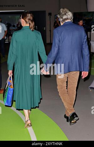 Reinhold Messner mit Ehefrau Diane Messner bei der Eröffnung der multimedialen Dauerausstellung Botschaft der Wildtiere in der HafenCity. Hamburg, 30.08.2024 *** Reinhold Messner mit seiner Frau Diane Messner bei der Eröffnung der multimedialen Dauerausstellung Embassy of Wildlife in der HafenCity Hamburg, 30 08 2024 Foto:xgbrcix/xFuturexImagex wildtiere 4837 Stockfoto