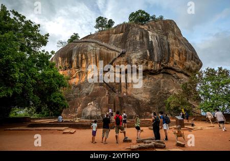 Touristen bewundern die Löwenpfoten auf der Löwenplattform an der Sigiriya Felsenfestung in Sri Lanka. Stockfoto