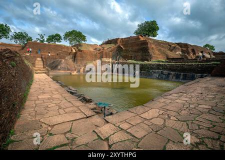 Mit dem Titel The Central Bathing Pool war dies eher der künstliche Wassertank (Reservoir), der aus massivem Felsen am Sigiriya Rock in Sri Lanka gemeißelt wurde. Stockfoto