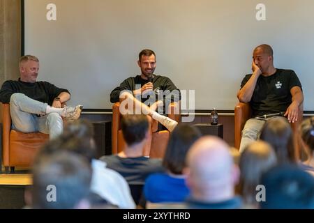 Hamburg, Deutschland. 30. August 2024. Diskussion bei der Premiere der Towers Dokumentation, v.L. Ingo Bloecker (Johnny. Visual Content, Geschaeftsfuehrer), Benka Barloschky (Veolia Towers Hamburg, Trainer), Marvin Willoughby (Veolia Towers Hamburg, Geschaeftsfuehrer), GER, Veolia Hamburg Towers Watchparty, Dokumentation Premiere 30.08.2024 Foto: Eibner-Pressefoto/Max Vincen Credit: dpa/Alamy Live News Stockfoto