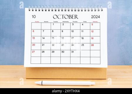 Oktober 2024, monatlicher Schreibtischkalender für 2024 Jahre auf Holztisch. Stockfoto