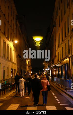 Der paralympische Kessel schwimmt über den Gärten der Tuilerien. Ab Sonnenuntergang, wenn das Wetter gut ist. Sie lassen es aus dem Boden frei und können über die Stadt Paris fliegen. Stockfoto