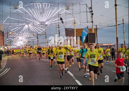 Viertausend Läufer nahmen am jährlichen Blackpool Illuminations Night Run Through the Lights Teil Stockfoto