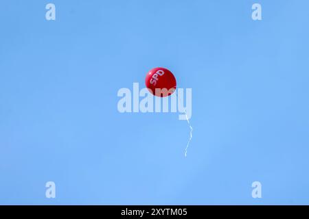 Wahlkampf Abschluss der sächsischen SPD auf dem Markt in Chemnitz am 30.08.2024. Ein roter Luftballon mit SPD Logo fliegt in den Himmel. Am 01. September 2024 wird in Sachsen ein neuer Landtag gewählt. Chemnitz Sachsen Deutschland *** Wahlkampf Schließung der Sächsischen SPD auf dem Markt in Chemnitz am 30. August 2024 fliegt Ein roter Ballon mit dem SPD-Logo in den Himmel am 01. September 2024 wird in Sachsen Chemnitz Sachsen Deutschland ein neuer landtag gewählt Stockfoto