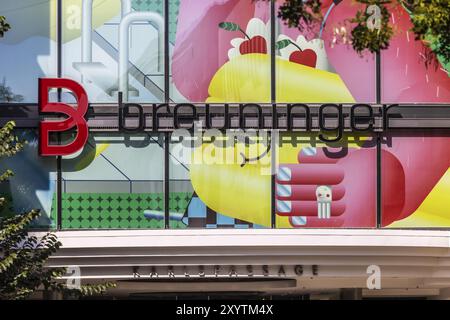 Breuninger Kaufhauslogo. Die Kaufhäuser sind im gehobenen Marktsegment positioniert und konzentrieren sich auf Textilien. Die 13 Abteilung Stockfoto