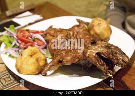 Ein Teller mit geröstetem Meerschweinchen, eine Spezialität in Peru Stockfoto