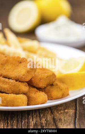 Portion Fischstäbchen (Tiefenschärfe) auf hölzernen Hintergrund Stockfoto