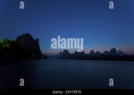 Ein wunderschöner blauer Morgen auf dem Fluss Li umgeben von Karstbergen in Yangshuo, China, Asien Stockfoto