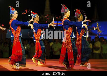 Bangkok, Thailand, 10. April 2007: Vier traditionelle thailändische Tänzerinnen in blauer und roter Kleidung mit langen Fingernägeln tanzen auf der Bühne in n Stockfoto