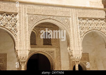 Detail arabischer Schnitzereien in den Nasridenpalästen in der Alhambra von Granada in Andalusien, Spanien, Europa Stockfoto