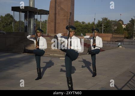 Bischkek, Kirgisistan, 30. September 2014: Prozession des stündlichen Wachwechsels an der offiziellen Kirgisischen Fahnenmast am Ala-Too-Platz in Asien Stockfoto