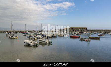 Lyme Regis, Dorset, England, Großbritannien, 21. April, 2017: Boote im Cobb (Hafen) mit dem Fishing and Boatman's College im Hintergrund, von t aus gesehen Stockfoto