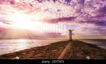 Sonnenuntergang am Mühlenfeuer von Swinemünde, Swinemünde liegt auf dem polnischen Teil der Ostseeinsel Usedom Stockfoto