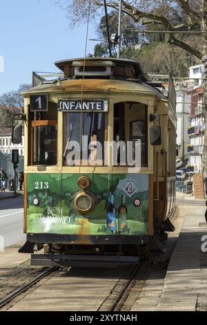 Historische Straßenbahn, Elektrico, betrieben von der Sociedade de Transportes Colectivos do Porto im historischen Zentrum von Porto, Portugal, Stockfoto