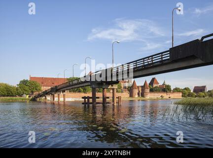 Brücke am Fluss Nogat, die Marienburg in Polen Stockfoto