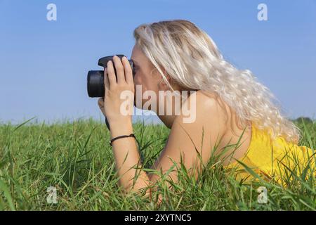 Junge blonde Holländerin Fotografien in der Wiese mit blauem Himmel Stockfoto