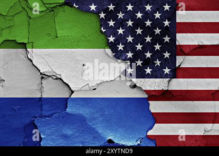 Flaggen von Sierra Leone und den USA auf gerissene Wand gemalt Stockfoto