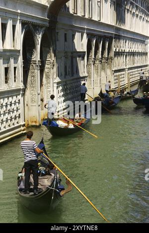 Venedig, Italien, 21. August 2012: Seufzerbrücke (Ponte dei Sospiri) und Touristen in Gondeln für eine Besichtigungstour entlang der Kanäle von Venedig, Europa Stockfoto