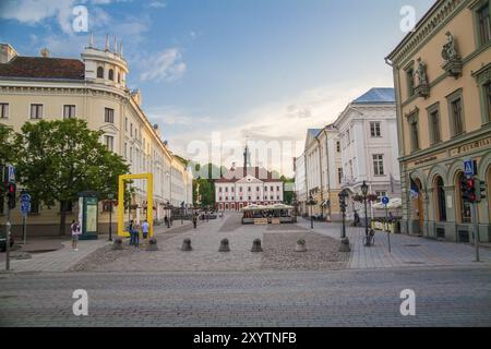 Altes, schönes Rathaus in Tartu, Estland. Der Hauptplatz der Stadt am Sommertag Stockfoto