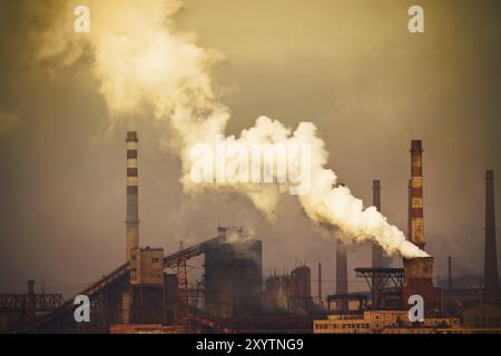 Rauchpflanze mit weißem Smog. Umweltkonzept Stockfoto
