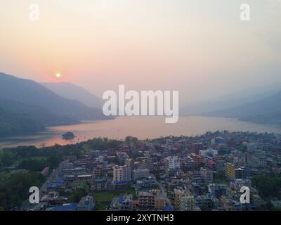 Blick aus der Vogelperspektive über Lakeside und Phewa Lake bei Sonnenuntergang im Touristenziel Pokhara, Nepal, Asien Stockfoto