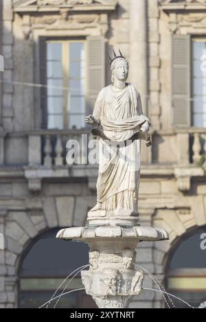 Die antike römische Statue Madonna Verona auf einem Brunnen auf der Piazza delle Erbe in Verona Stockfoto