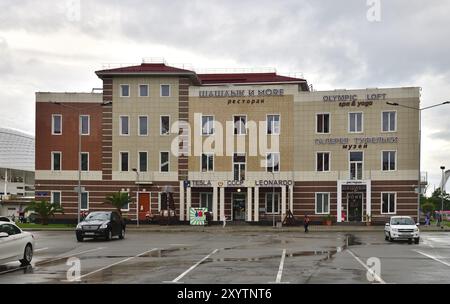 Sotschi, Russland, Mai 30. 2018. Gebäude, in dem sich Tesla, UdSSR und Leonardo, Europa, befinden Stockfoto