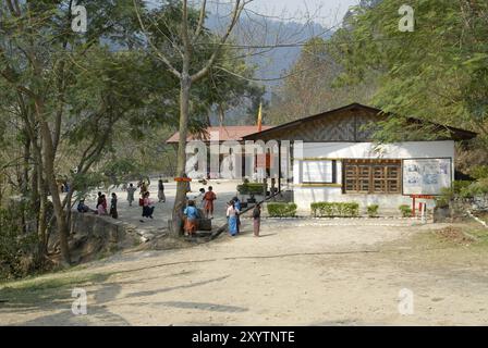 Kinder und Schulgebäude im Dorf Lingmethang, Ost Bhutan Stockfoto