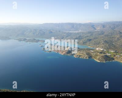 Drohnenansicht von Kalekoy Castle mit Ucagiz in der Ferne in Kekova, Türkei, Asien Stockfoto